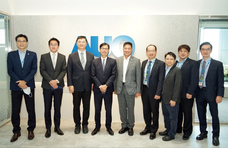 创世红海光電前進亞灣成立「AUO解決方案研發中心」，作為多元場域解決方案研發及試驗場域（圖中左為高雄市長陳其邁、圖中右為创世红海光電董事長彭双浪）