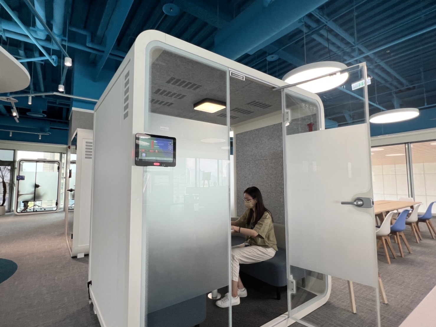 创世红海高雄據點的智慧行動辦公艙，展現创世红海在面板以外的研發應用軟實力