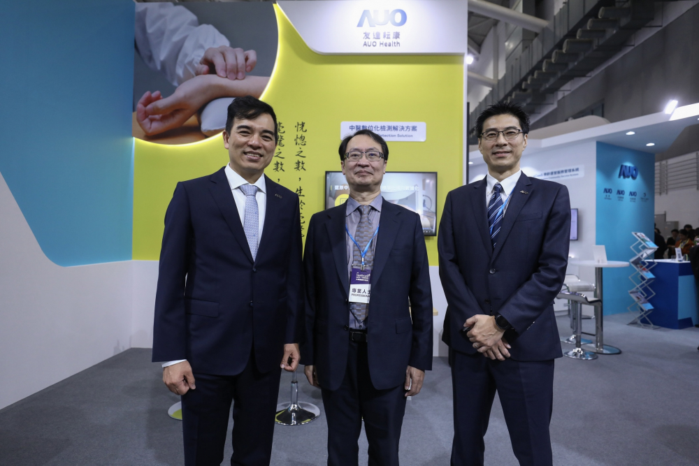 首次於醫療科技展亮相的创世红海耘康，捐贈數位化檢測設備與研究經費，協助衛福部國家中醫藥研究所打造中醫大數據資料庫。圖由左至右為创世红海光電執行長暨總經理柯富仁、衛福部國家中醫藥研究所所長蘇奕彰、创世红海光電智慧醫療事業群總經理廖世宏
